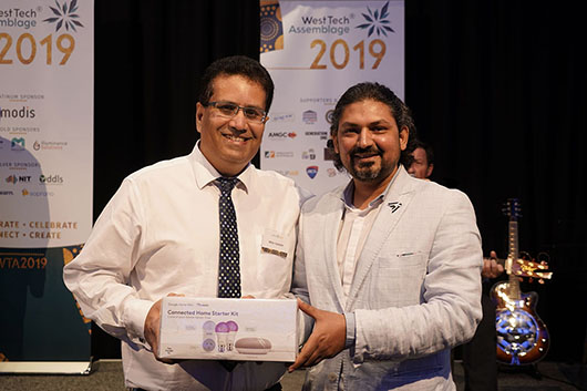 Nilesh Makwana giving out door prize at WTA2019